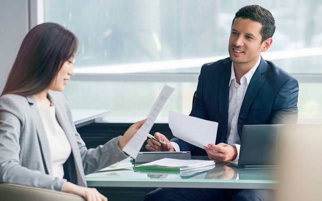Estelas de luz en la ciudad por la noche