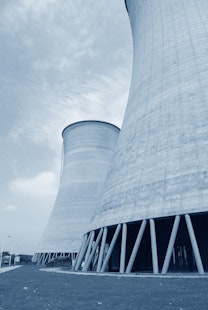 Tours de refroidissement d'une centrale énergétique en béton armé.