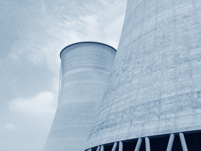 Infrastructure industrielle de tours de refroidissement Tours de refroidissement d'une centrale énergétique en béton armé.