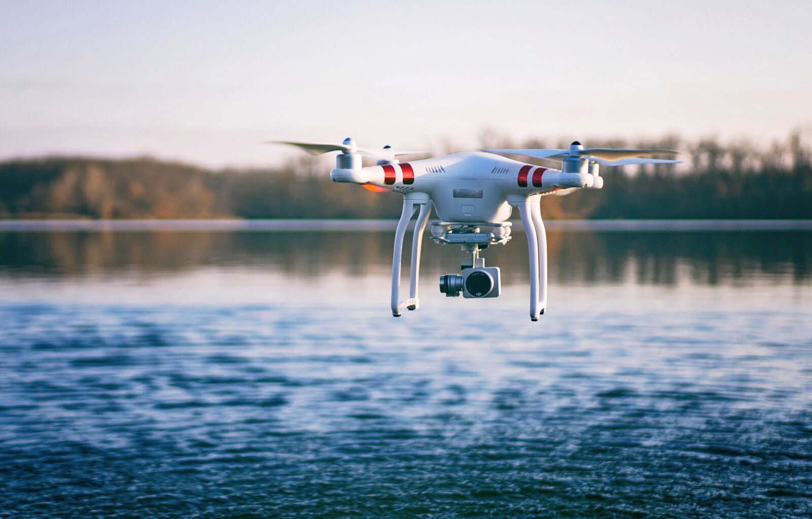 Drone survolant la surface de l'eau