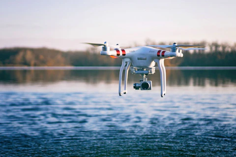 Drone survolant la surface de l'eau