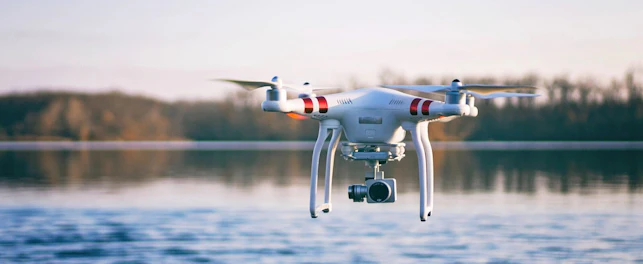 Drone survolant la surface de l'eau
