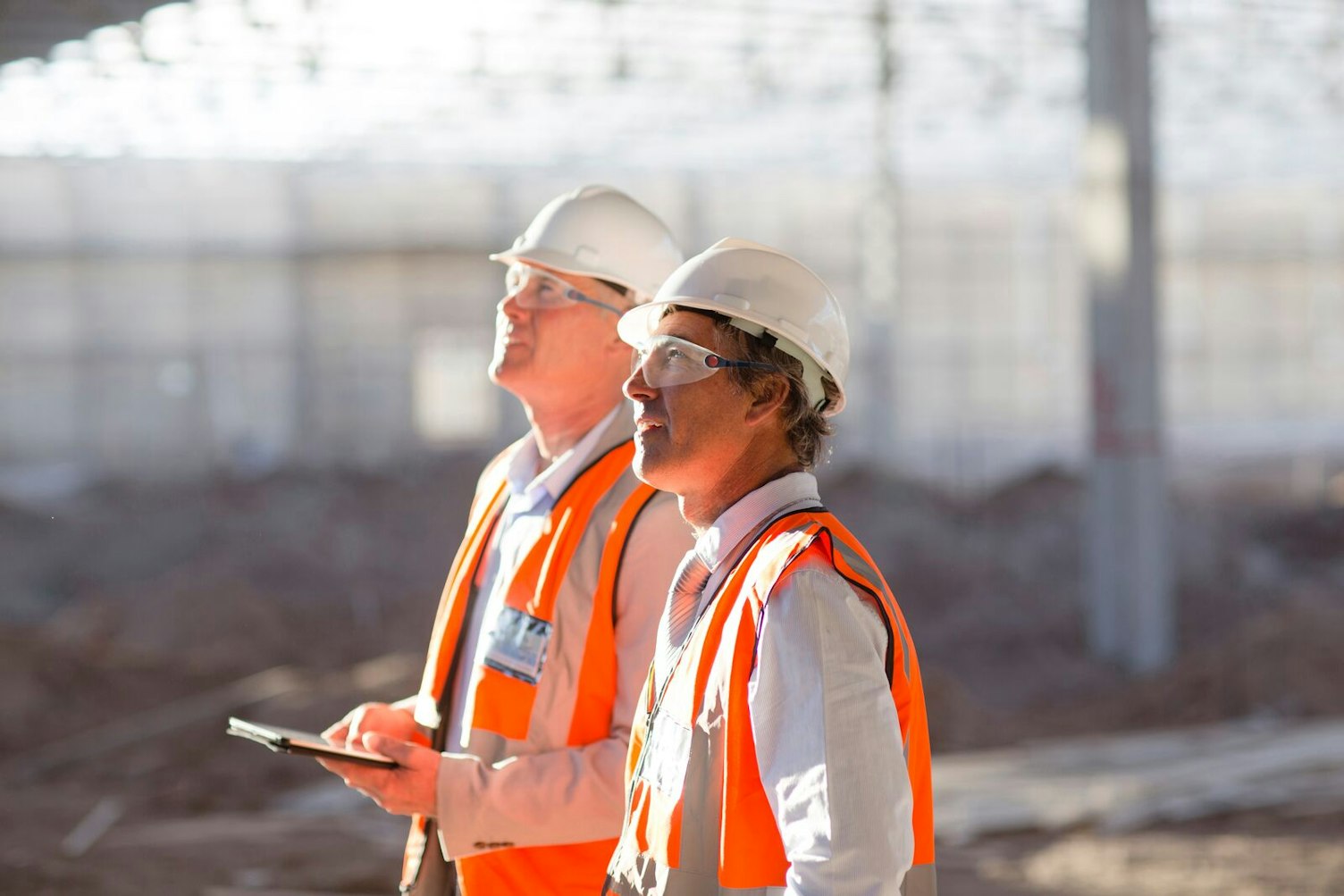 Ingenieros inspeccionando el sitio de construcción