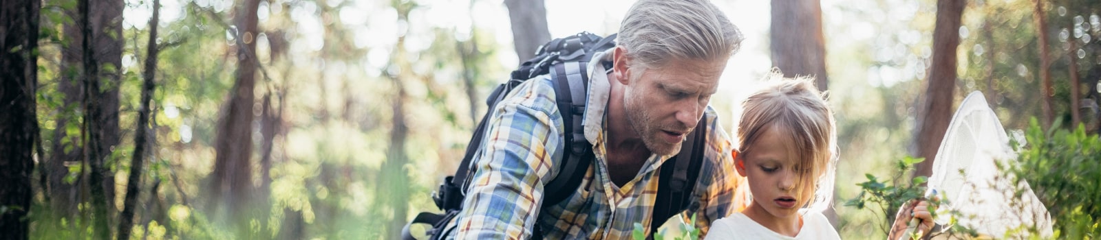 Padre e hija disfrutando de un paseo por el bosque