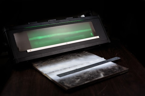 Évaluation de la radiographie de la soudure avec un visualiseur pour vérifier les défauts de soudure