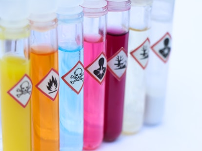 produits chimiques nocifs dans des tubes de laboratoire