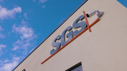 Façade de l'agence SGS Le Havre avec logo et caméra de surveillance