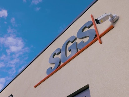 Nouvelle agence SGS à Le Havre Façade de l'agence SGS Le Havre avec logo et caméra de surveillance