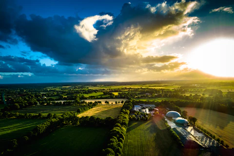 Paysage espace vert avec coucher du soleil