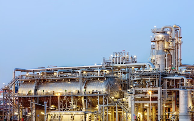 Mann mit externem Akku und Smartphone