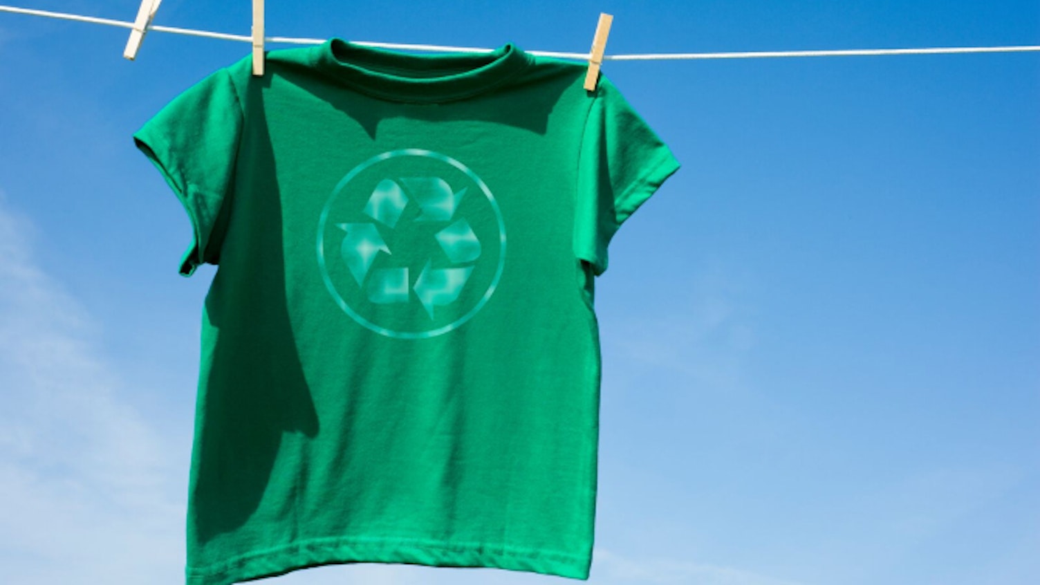 Logotipo de reciclaje en la camiseta