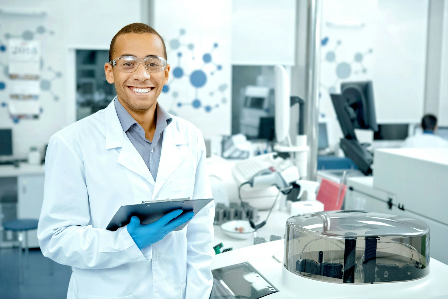 Cercetător care lucrează într-un laborator 