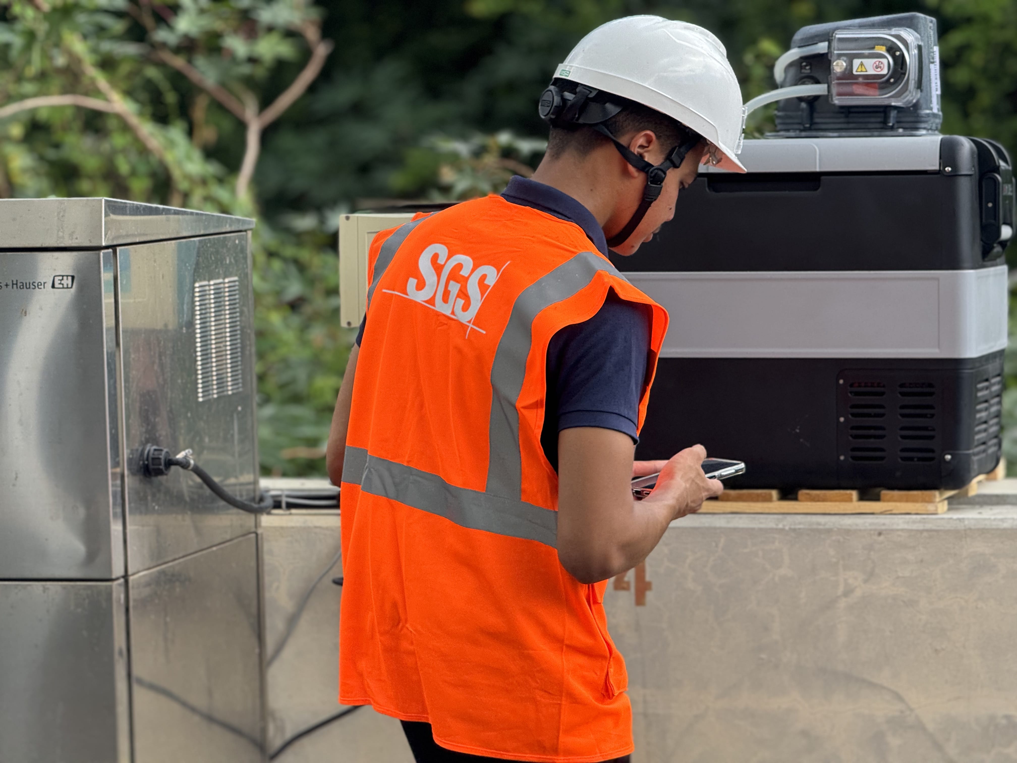 Technicien SGS à La Réunion inspectant un équipement industriel sur site.