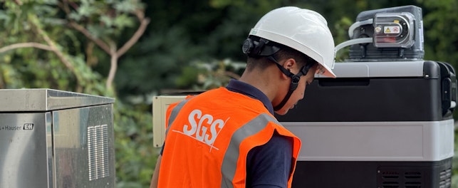 Technicien SGS à La Réunion inspectant un équipement industriel sur site.