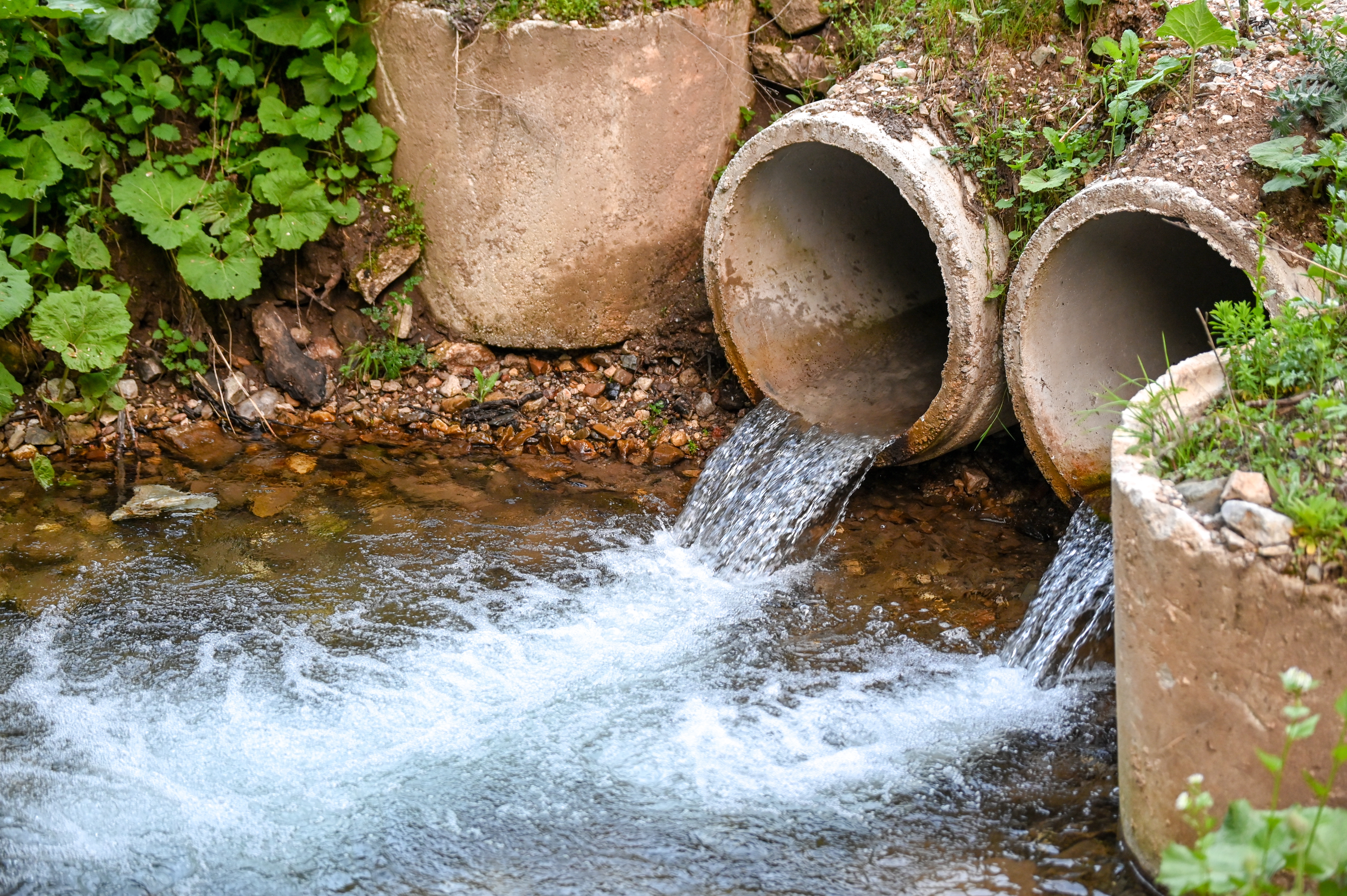 Eaux de rejets dans une rivière