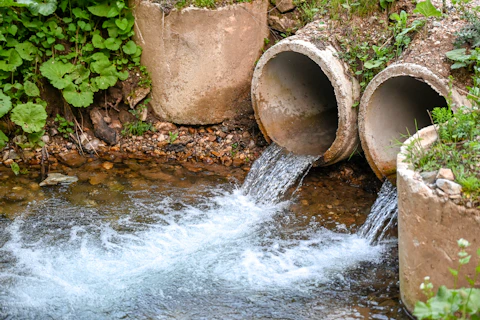 Eaux de rejets dans une rivière