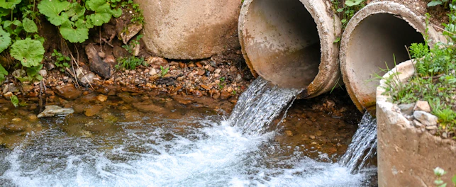 Eaux de rejets dans une rivière