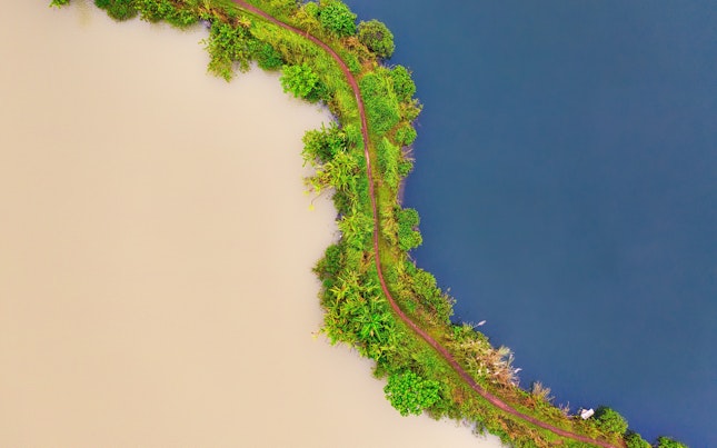 Ujęcie z lotu ptaka na morze i rzekę