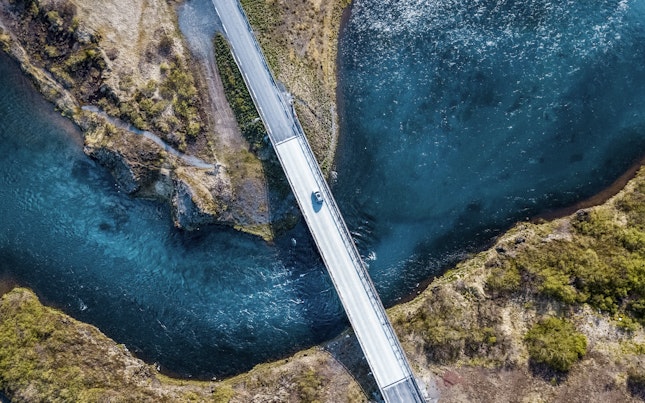 Luftaufnahme einer Brücke über tiefblauem Wasser