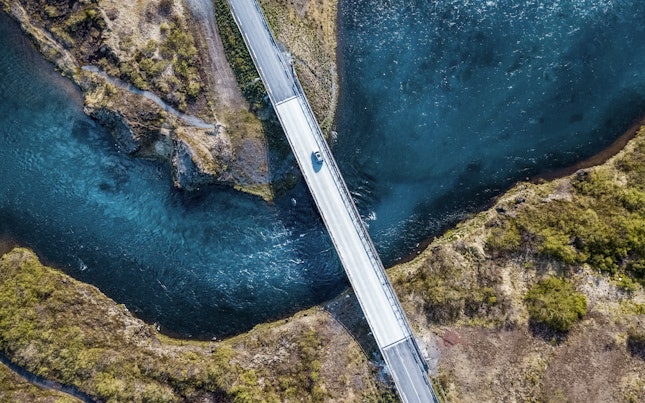 Luftaufnahme einer Brücke über tiefblauem Wasser