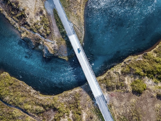 Vista aérea de un puente sobre aguas azules