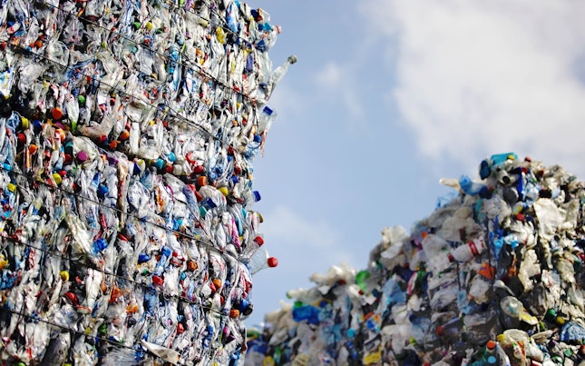 Balle di bottiglie e contenitori di plastica frantumati.