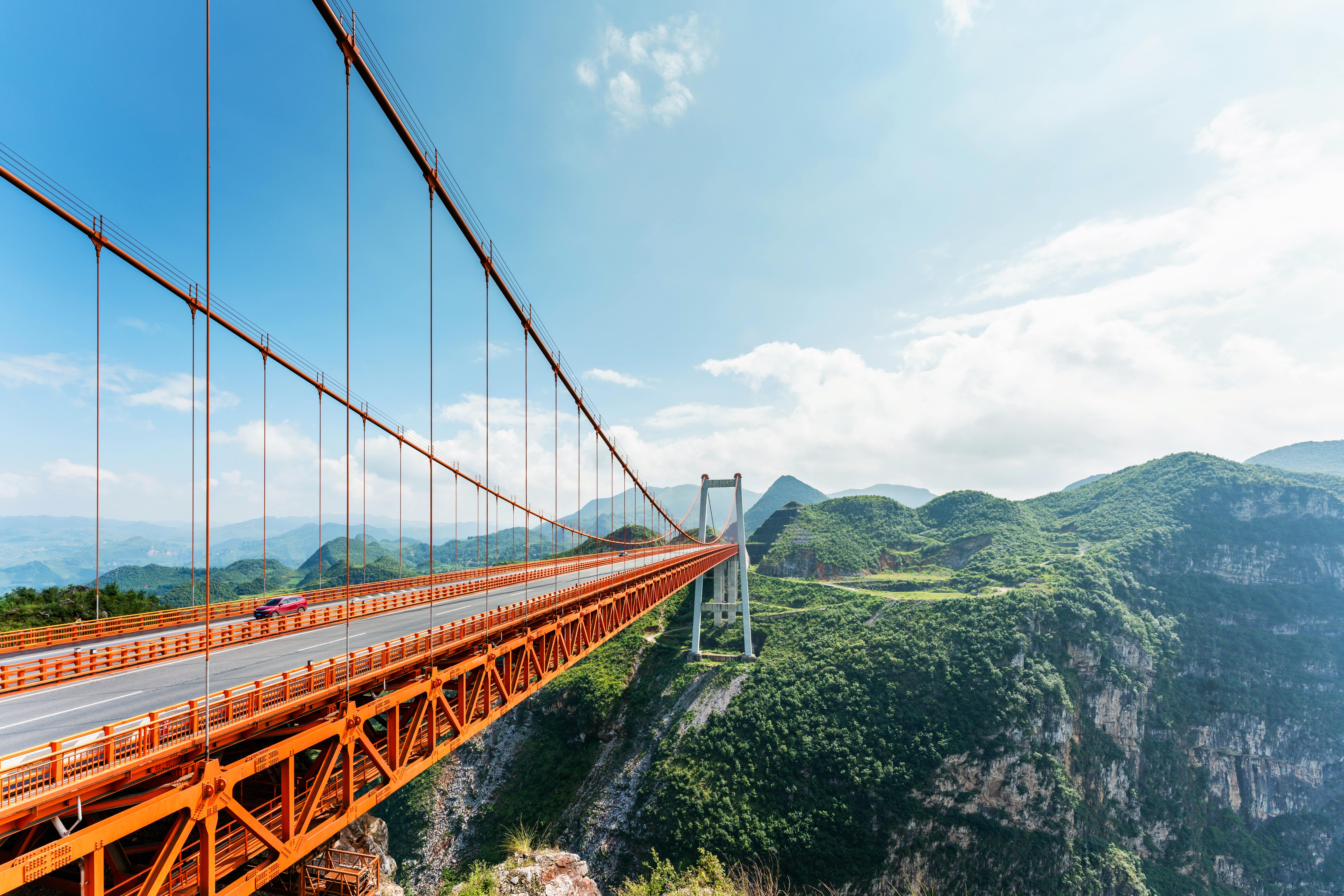 Montañas de conexión del puente