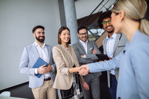 Munkatársak kezet fognak