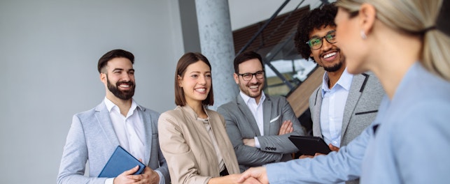 Munkatársak kezet fognak