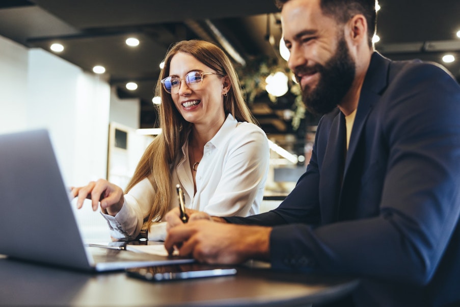 Collega's die in het bedrijf samenwerken