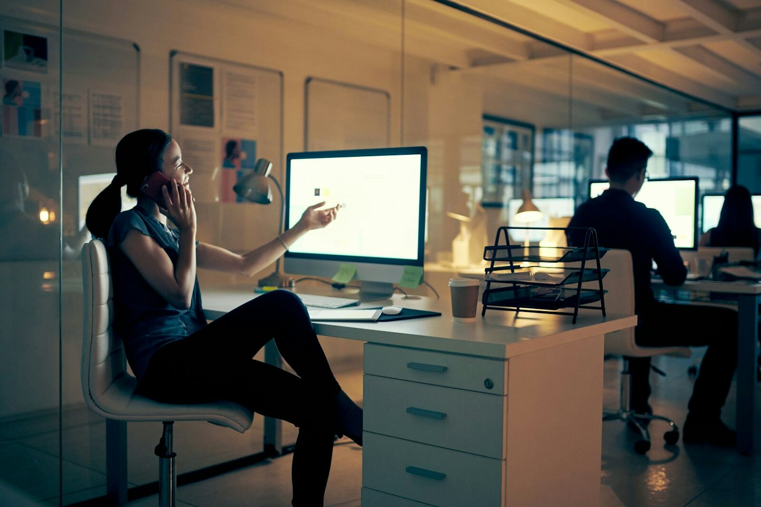 Femme d’affaires parlant au téléphone dans un bureau moderne