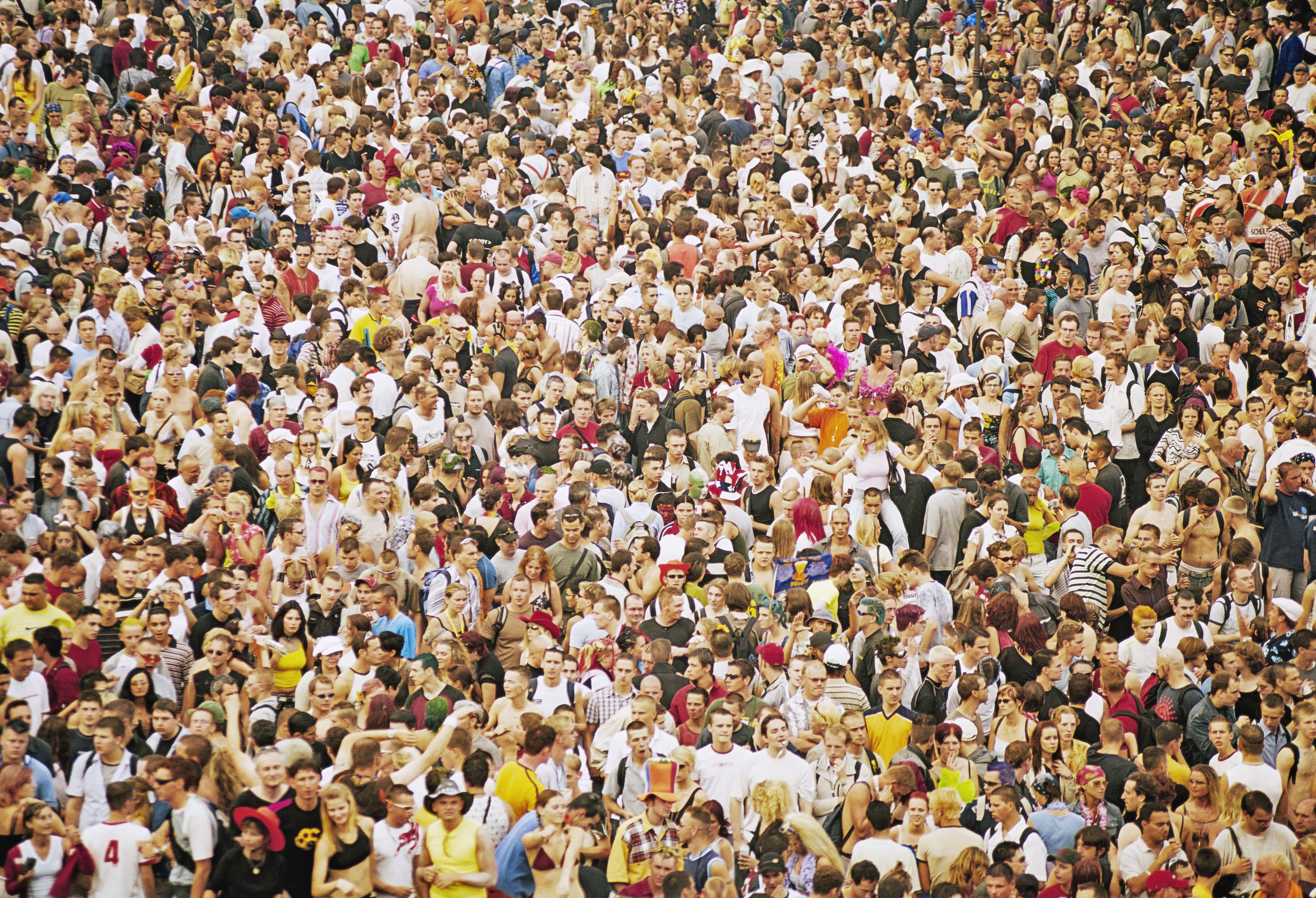 เจ้าหน้าที่ภาคสนามกำลังตรวจสอบสะพานแขวน