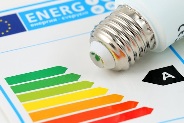 Concepto de eficiencia energética con tabla de clasificación energética
