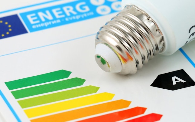 Concepto de eficiencia energética con tabla de clasificación energética