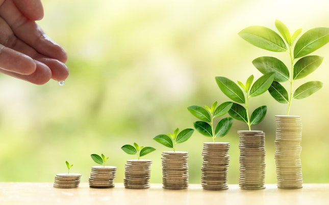 Concepto de energía verde frente a dinero