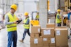 Grupo de trabajadores en el almacén