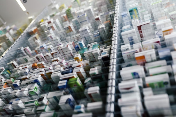 Medicina en estanterías en la puesta en marcha de una máquina en una farmacia