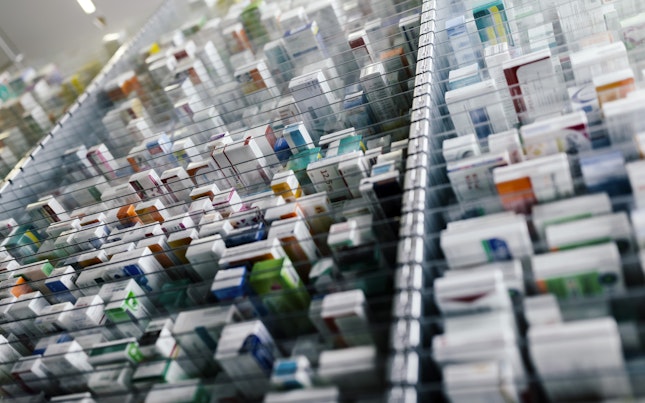 Geneesmiddelen in rekken in inbedrijfstellingsmachine in apotheek