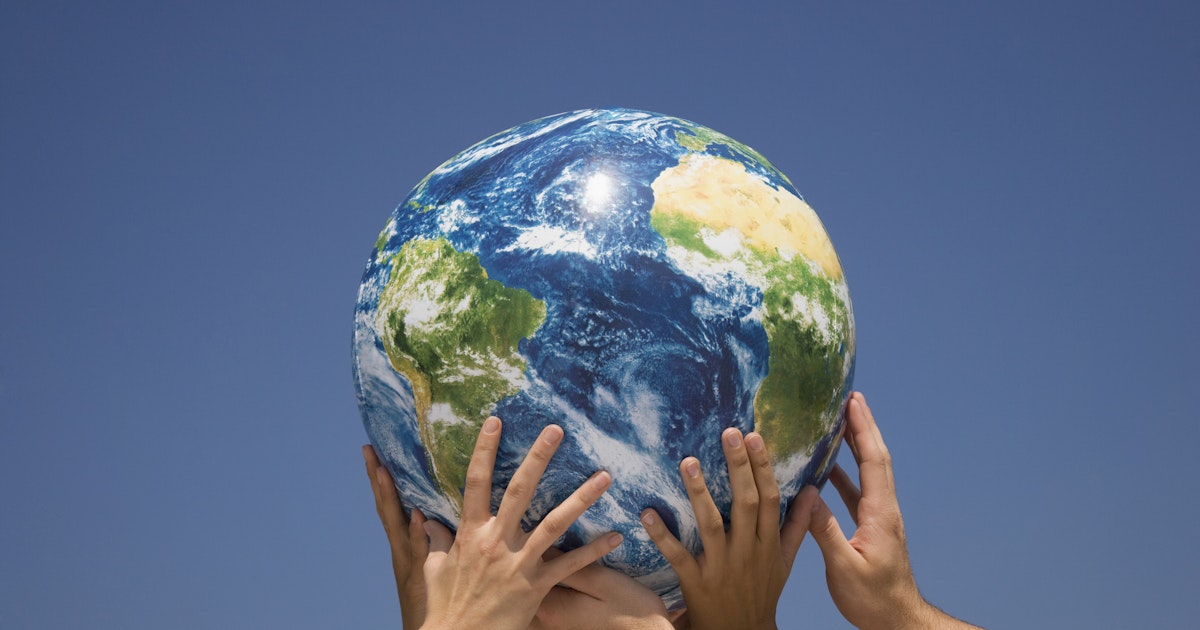 Мир на любых условиях. Земной шар в руках человека. Планета в руках человека. Мир в руке. Глобус в руках.
