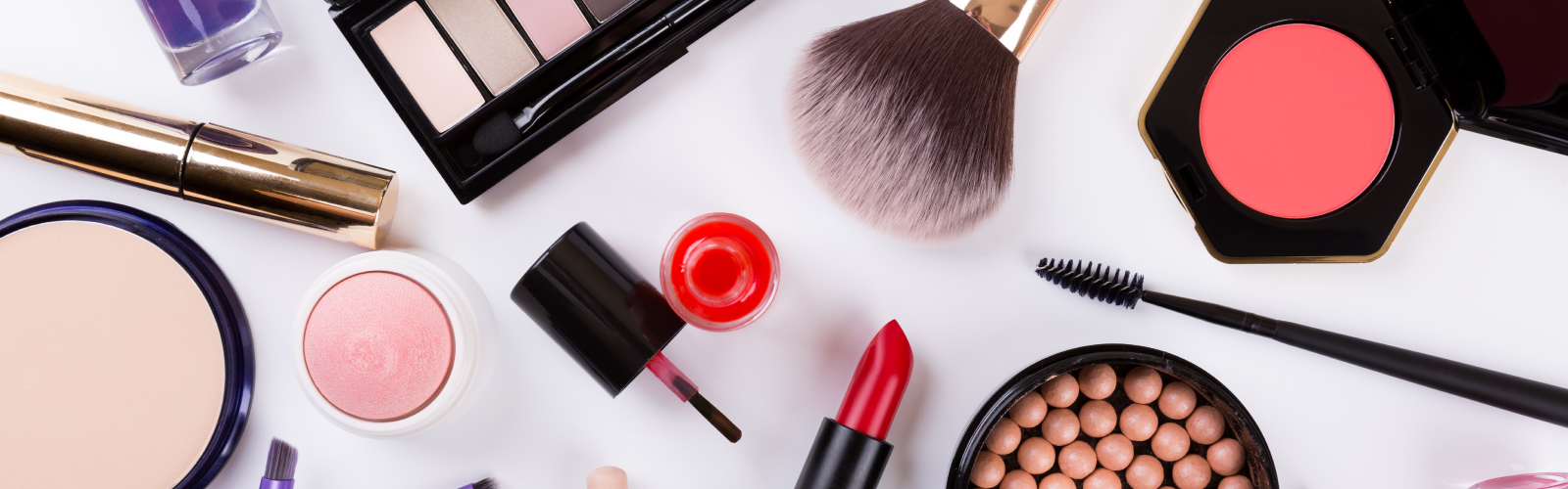 Vedere de sus a unui set de cosmetice pentru machiaj