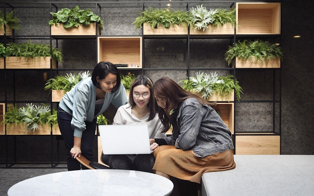 Mujeres trabajando juntas en una oficina moderna