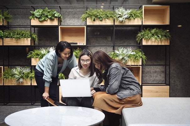 Mujeres trabajando juntas en una oficina moderna