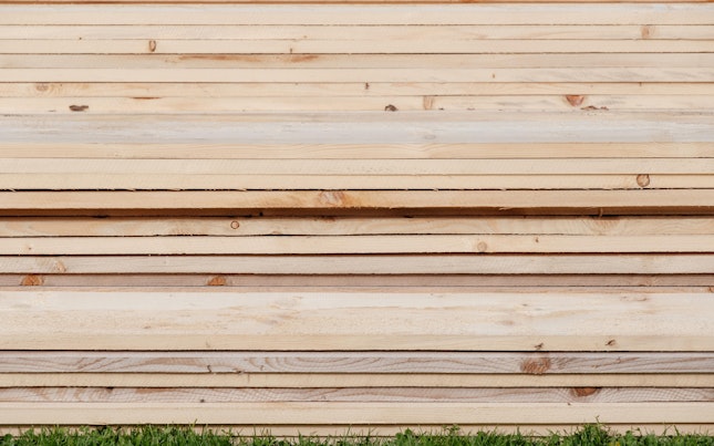 Holzbretter auf Gras