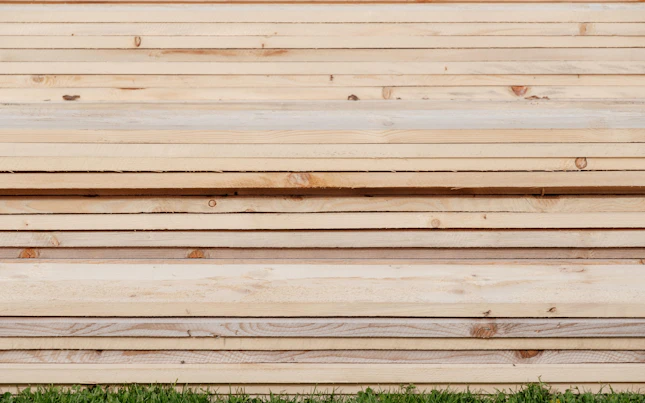 Planchas de madera sobre césped