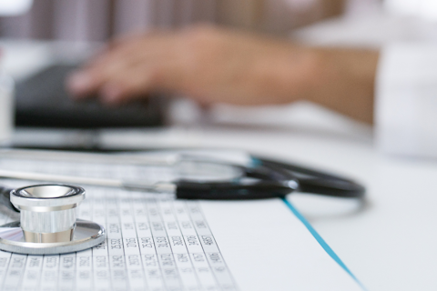 Tohtori toimistossa.