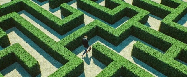 salkkumies kävelee labyrintissä