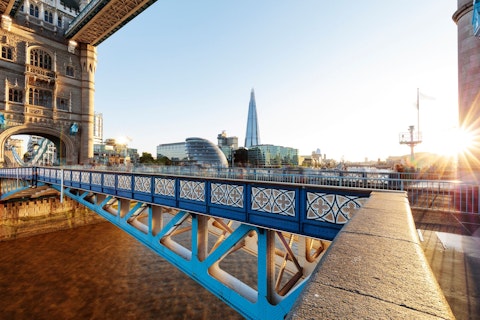 Lontoon silta ja keskustan silhuettia auringonlaskussa