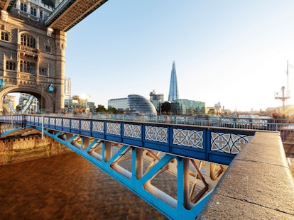 Lontoon silta ja keskustan silhuettia auringonlaskussa