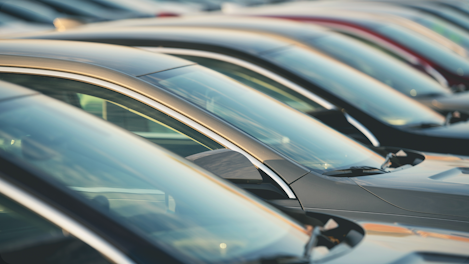 Henkilöautoja rivissä, kuva rajautuu tuulilaseihin