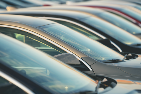 Henkilöautoja rivissä, kuva rajautuu tuulilaseihin